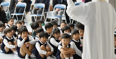 「戦争がなかったら悲しい事故は起きなかった」　聖マタイ幼稚園、不発弾爆発事故から50年　園児ら平和を祈る　