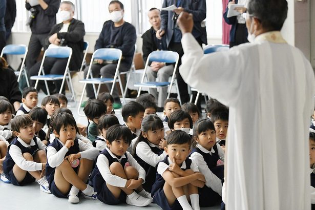 「戦争がなかったら悲しい事故は起きなかった」　聖マタイ幼稚園、不発弾爆発事故から50年　園児ら平和を祈る　