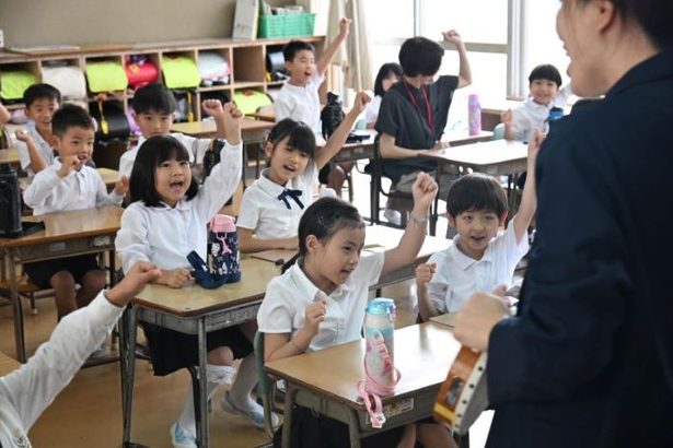 「担任、クラスメートは誰かな?｣　沖縄県内の小中学校で始業式　児童生徒ら胸わくわく