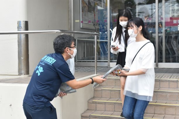 新聞「読んでみて」　春の新聞週間がスタート、琉球新報社と沖縄タイムス社が200部を無料で配る　沖縄