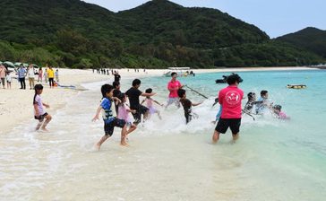 ケラマブルー、700人が水しぶき　渡嘉敷村で海開き　沖縄