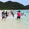 ケラマブルー、700人が水しぶき　渡嘉敷村で海開き　沖縄