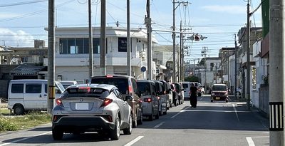 車社会の沖縄　各地で渋滞　身動き取れず「原則徒歩、家族で議論を」＜検証　津波避難＞1（2/2ページ）