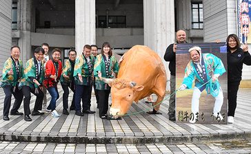 お尻の筋肉も「そっくり」　日本一の“スター牛”像お披露目　うるま市役所　沖縄