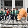 お尻の筋肉も「そっくり」　日本一の“スター牛”像お披露目　うるま市役所　沖縄