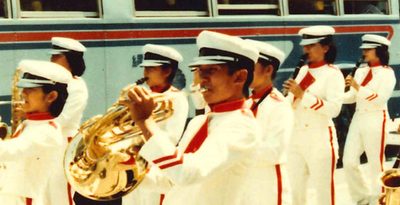 那覇市の国際通りをパレードする吹奏楽部の上原正弘さん（中央）＝1982年（本人提供）