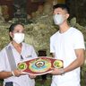 ボクシング世界王者の中谷潤人さんがチビチリガマ再訪　修学旅行きっかけに続く交流