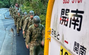 【動画】石垣駐屯地、陸自の公道訓練始まる　隊員30人が出発　「軍事訓練、行軍だ」抗議の声　沖縄