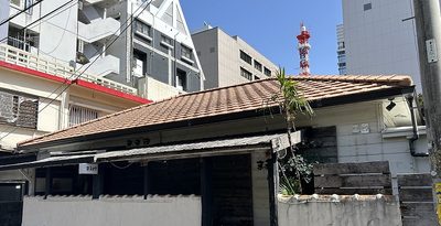 那覇・松山にたたずむ築64年の「日本家屋」　移築希望者を募集　炉や「にじり口」も　沖縄　
