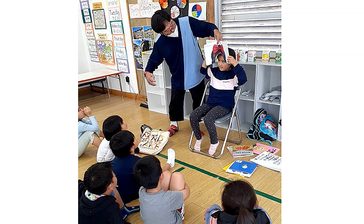 読み聞かせ「最高の時間」　半身まひでも、独自の道具工夫　園児らを物語の世界へ　伊江村の保育士　沖縄