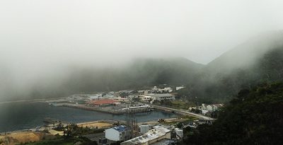 渡嘉敷島、うりずんの濃霧に包まれ　沖縄