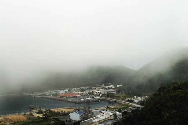 渡嘉敷島、うりずんの濃霧に包まれ　沖縄