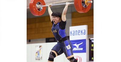 女子76キロ級　ジャークで123キロに成功した知念ひめの＝28日、諫早市小野体育館