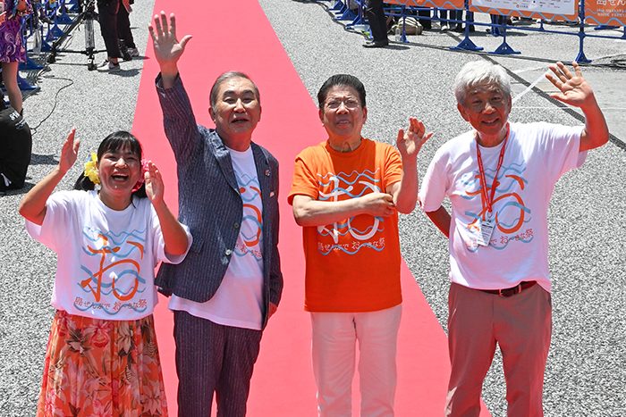 ポーズを取る（右から）映画祭実行委員長の大崎洋、西川きよし、桂文枝、宮川たま子
