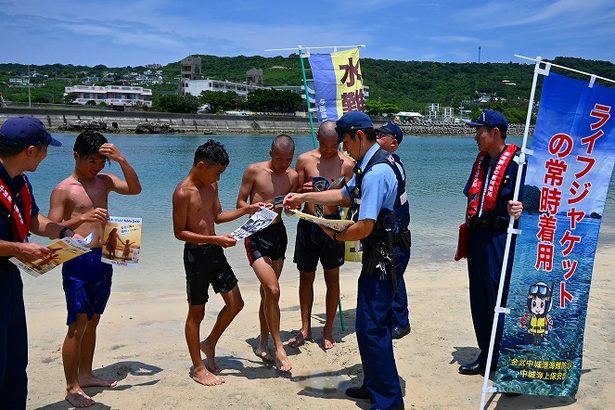 水難事故の防止にビーチを巡回　今年の事故、昨年を上回るペースで発生　与那原署と海保　沖縄