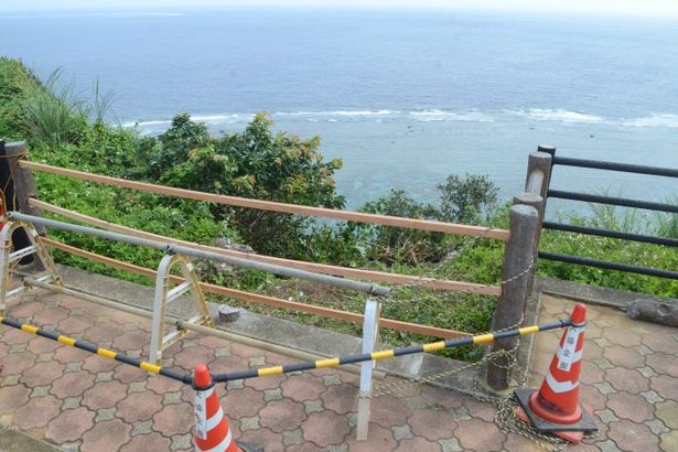 【現場の動画】あわや車が崖下に　駐車場の柵を突き破る　宮古島･沖縄
