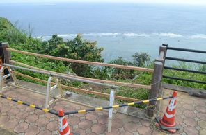 【現場の動画】あわや車が崖下に　駐車場の柵を突き破る　宮古島･沖縄