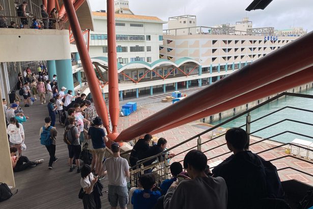 【動画】港で避難相次ぐ　観光客らでごった返し　泊港、平良港　沖縄　