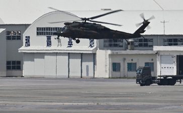 陸自ヘリが那覇空港に緊急着陸　夜間訓練中に誤操作でエンジン停止　民間機遅延も　沖縄