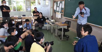 シーサー、花、仲間のジャンプ！　辺土名小の児童、プロカメラマンから撮影学ぶ　沖縄