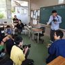 シーサー、花、仲間のジャンプ！　辺土名小の児童、プロカメラマンから撮影学ぶ　沖縄