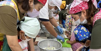 育てた野菜でカレー　伊平屋保育園児「おいしい」