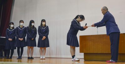 「海老芋」商品収益を寄付　１０万円余　大阪の高校生、農家らと開発