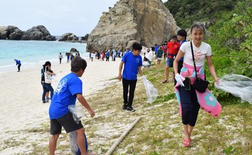 慶良間の自然・文化守る　国立公園10周年　記念催し盛況、海岸清掃も