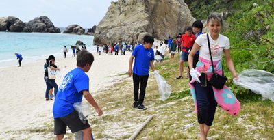 慶良間の自然・文化守る　国立公園10周年　記念催し盛況、海岸清掃も