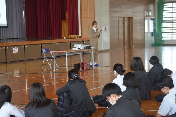 西原高生ジェンダー学ぶ　キリ学新垣教授が出前講座