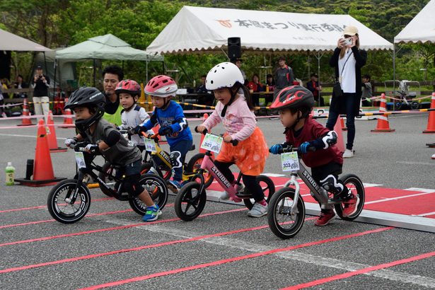 自転車蹴って新緑駆ける　本部町　２歳から小学生ランバイク