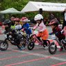 自転車蹴って新緑駆ける　本部町　２歳から小学生ランバイク