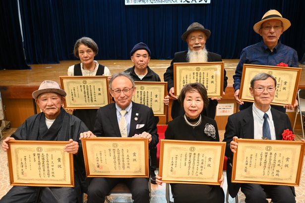 玉城さん、石原さん大賞　沖縄市文化協会　「文化の窓」琉歌・エッセイ