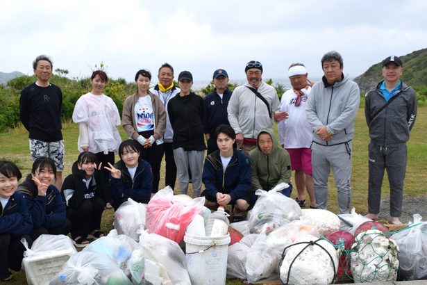 慶良間の海　守りたい　東京の高校生ら清掃