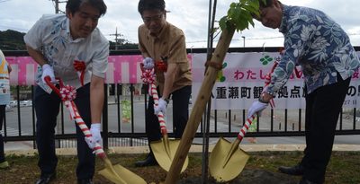 八重瀬・南の駅、子どもたちも　沖縄伊藤園が桜植樹