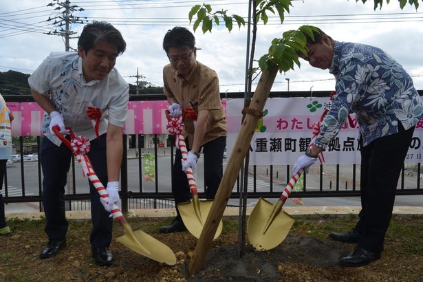 八重瀬・南の駅、子どもたちも　沖縄伊藤園が桜植樹