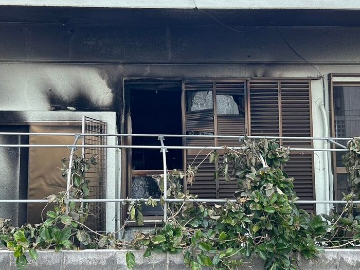 火災で焼損した民家＝３１日、石垣市新川