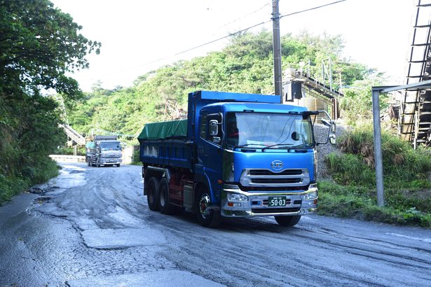 「沖縄踏みにじる行為」　シュワブ前　国頭石材搬入に抗議