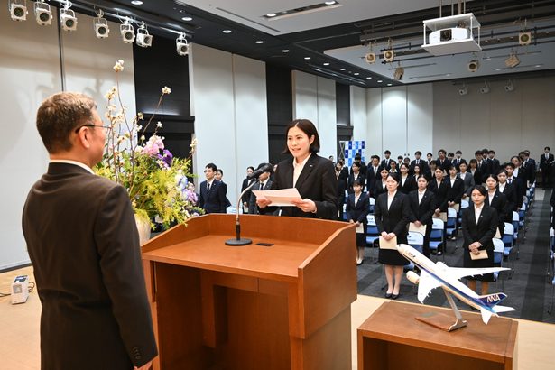 ８８人が決意新た　「県発展へ貢献」　ＡＮＡ沖縄空港