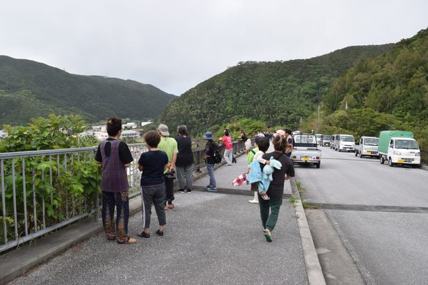 ８０人不安そうに海眺め　渡嘉敷「タジャー橋」　台湾地震津波警報　各地で避難