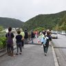 ８０人不安そうに海眺め　渡嘉敷「タジャー橋」　台湾地震津波警報　各地で避難