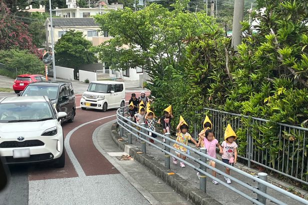 「もっと上へ」　園児のカート押し手伝ってくれる人も　津波警報　よぎった能登や東日本　沖縄