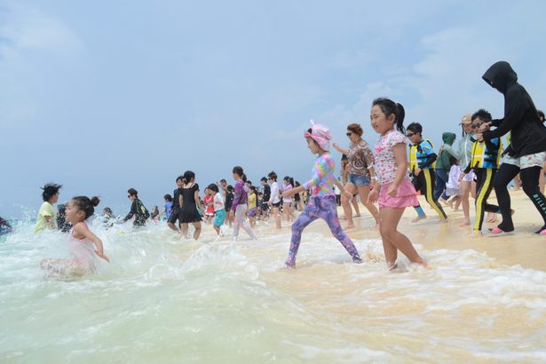 しぶき上げ青い海へ　宮古島観光協が海開き