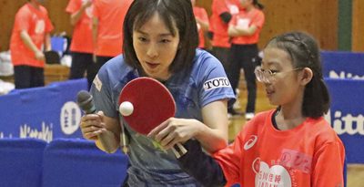 石川佳純さん、卓球交流　能登地震被災地の小中生を激励