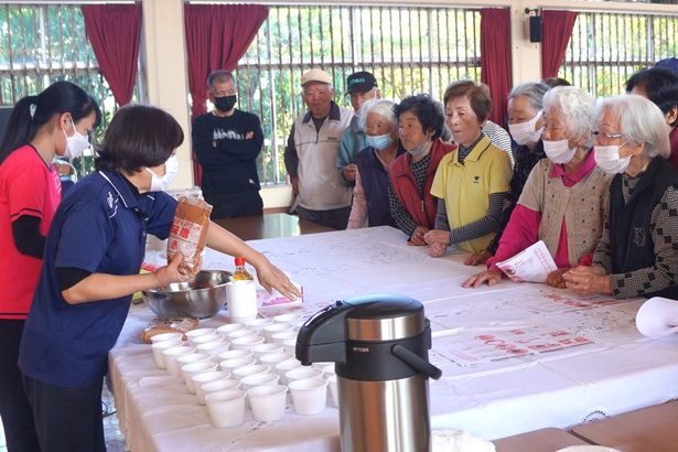 恩納社協、がんじゅう大学　みそ玉作りに挑戦