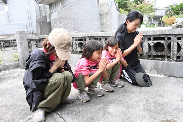 沖縄各地で「清明」　親族が集まって墓前にクワッチー　