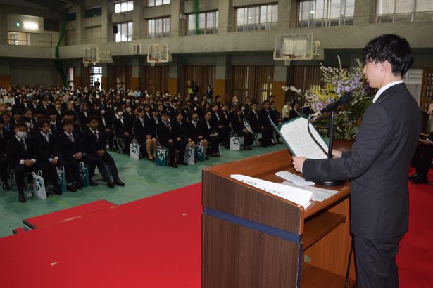 沖縄大学　５８９人入学式　入学生代表「目標向かって頑張ろう」