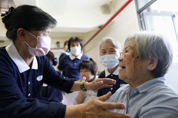 部屋ゆがみ身動き取れず　高齢者、避難所で不安　台湾地震