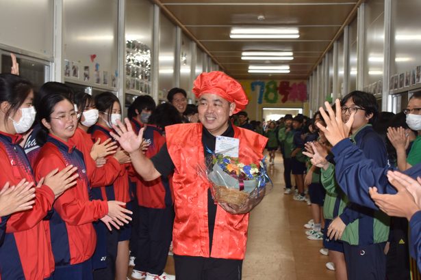 ワクワク感持って楽しんで　宮里友昭さん　北谷中校長定年退職　最後の体育授業