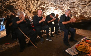 【動画】チビチリガマ慰霊祭　「集団自決」犠牲者83人に祈る　読谷　沖縄